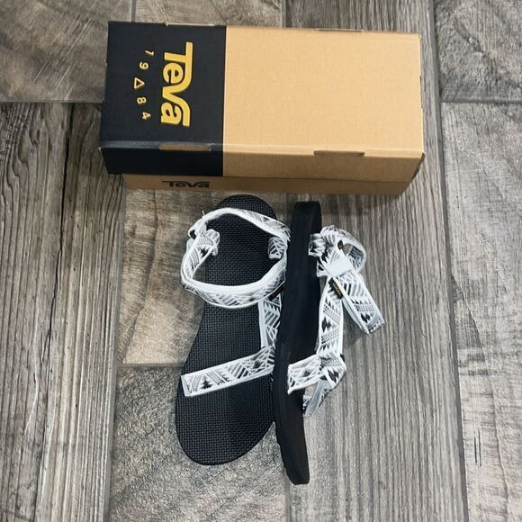 NWT Teva w/ Aztec design - Picture 2 of 4